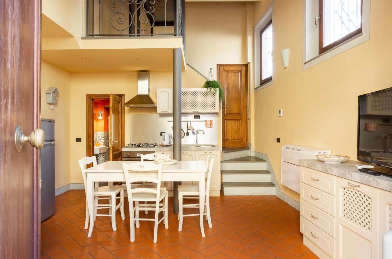 フィレンツェCozy Classic Italian House Near Santa Croce, On The Lungarnoアパートメント エクステリア 写真
